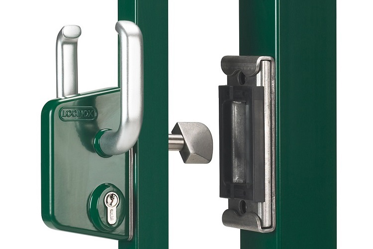 gate-handle-and-lock-installation